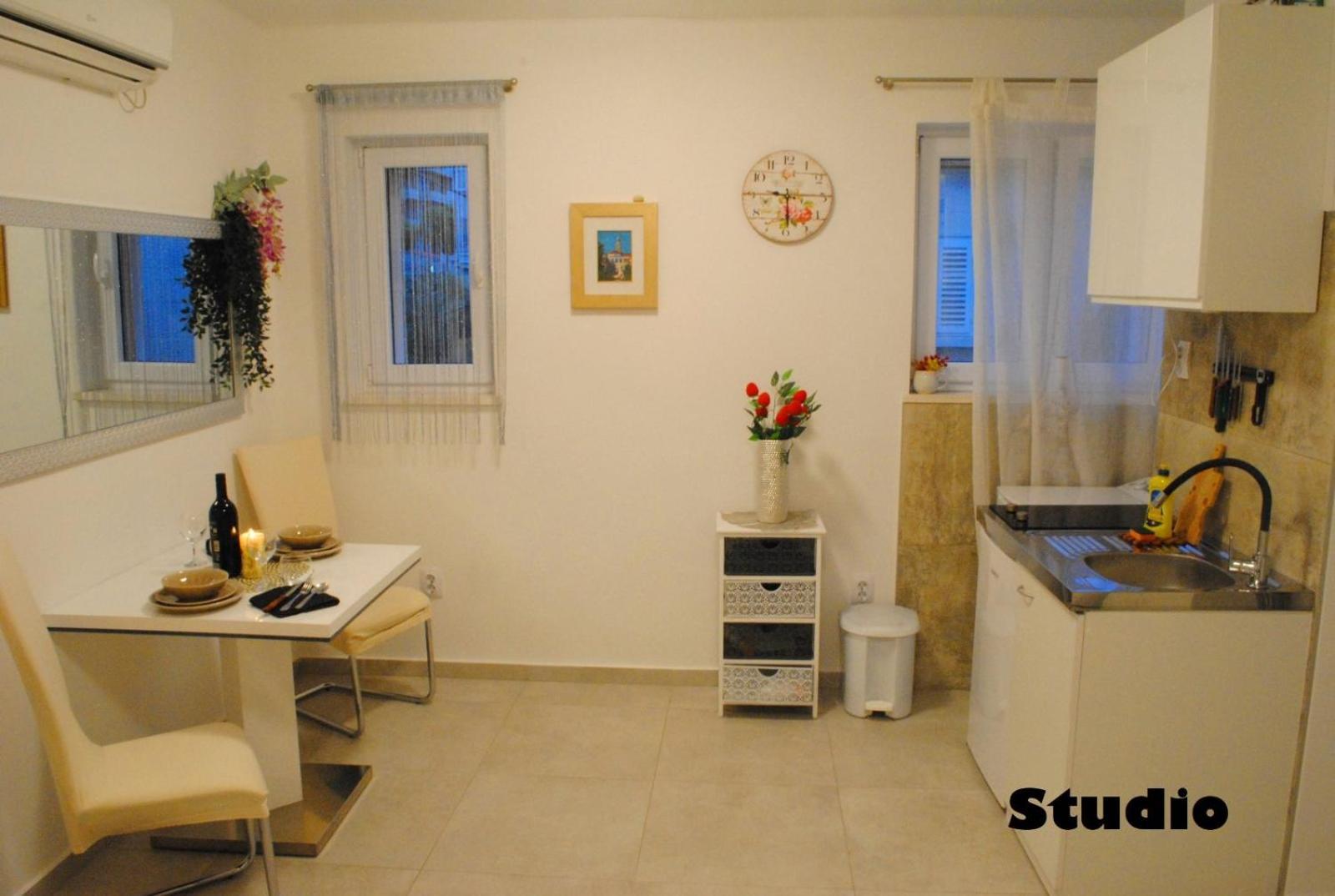 Sunshower Apartment And Studio Сплит Екстериор снимка